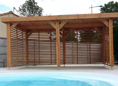 Abri terrasse en bord de piscine : les structures en bois à toit plat ont leurs avantages !